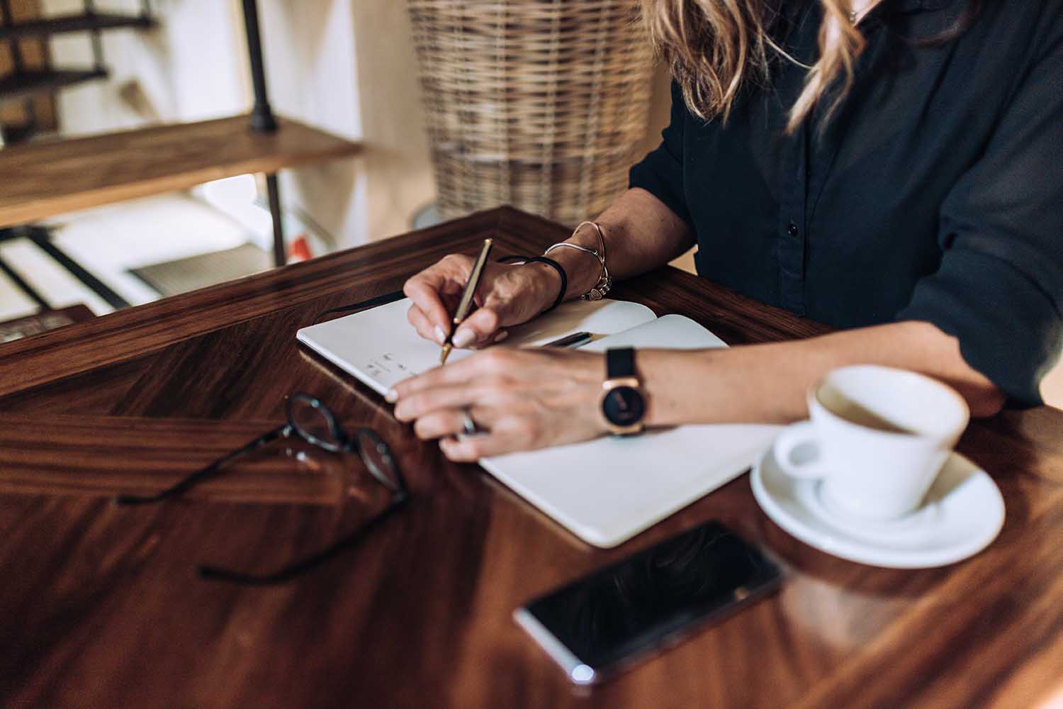 woman-writing-in-coffee-shop